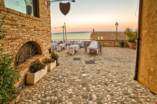 Grottammare Borgo antico Vivida Photo PC / Shutterstock.com 