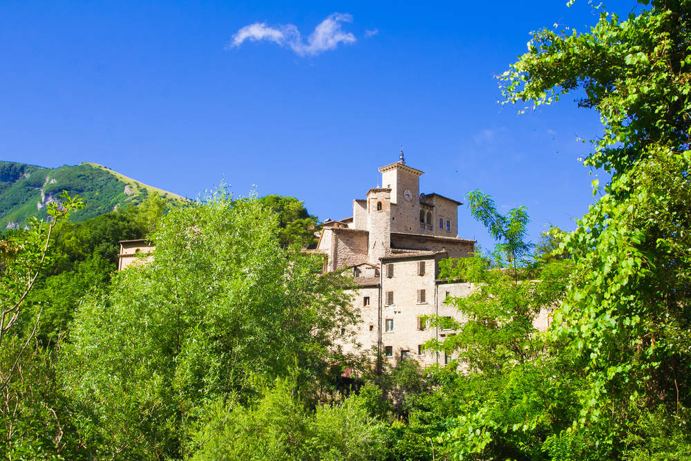 Lo chiamano il borgo dei brutti ma è bellissimo: esiste davvero e si trova nelle Marche