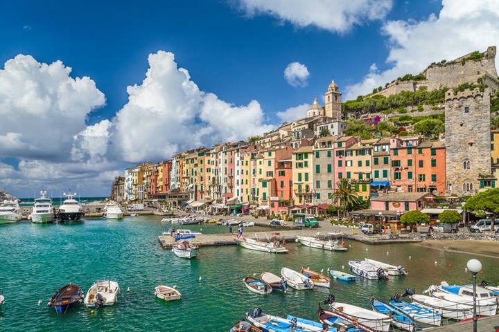 È la chiesa a picco sul mare più bella d'Italia: sembra un veliero di pietra pronto a sfidare le onde