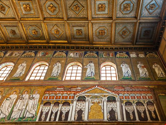 Basilica di Sant'Apollinare Nuovo Basilica di Sant'Apollinare Nuovo vvoe / Shutterstock.com 