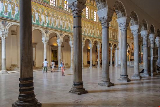 Basilica di Sant'Apollinare Nuovo Basilica di Sant'Apollinare Nuovo lkonya / Shutterstock.com 