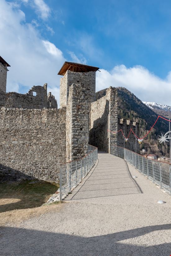Castello di Ossana Castello di Ossana FPWing - Shutterstock.com 