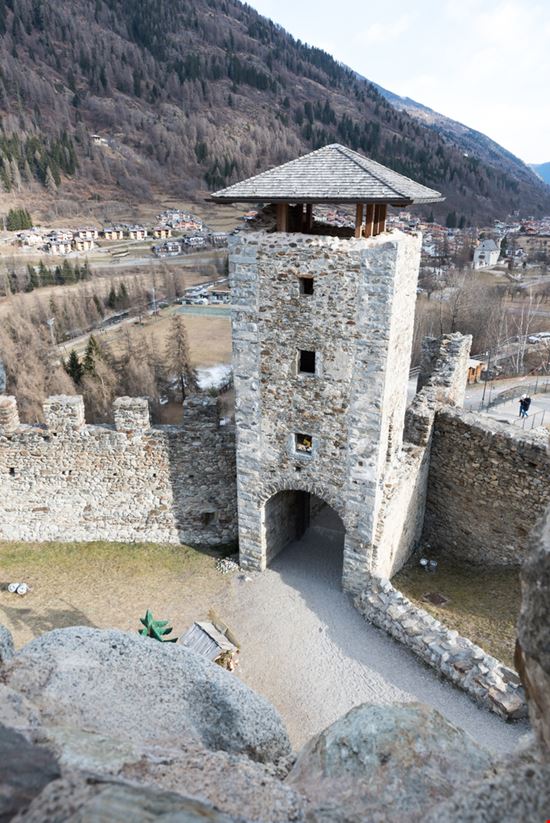 Castello di Ossana Castello di Ossana FPWing - Shutterstock.com 