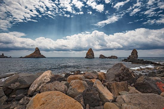 Isole dei Ciclopi I maestosi faraglioni dell'area marina sbellott - Shutterstock.com 