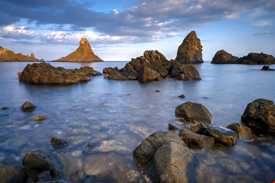 Isole dei Ciclopi I maestosi faraglioni dell'area marina Serge Yatunin - Shutterstock.com 
