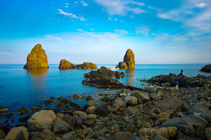 Area marina protetta Isole dei Ciclopi - I maestosi faraglioni dell'area marina - silky - Shutterstock.com