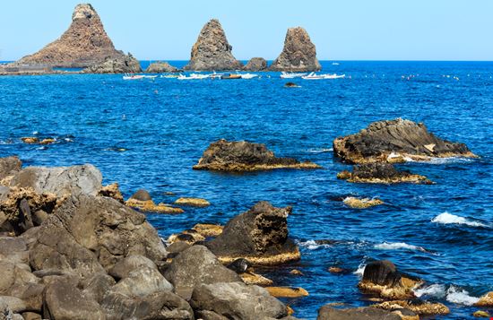 Isole dei Ciclopi I maestosi faraglioni dell'area marina Landscape Nature Photo - Shutterstock.com 
