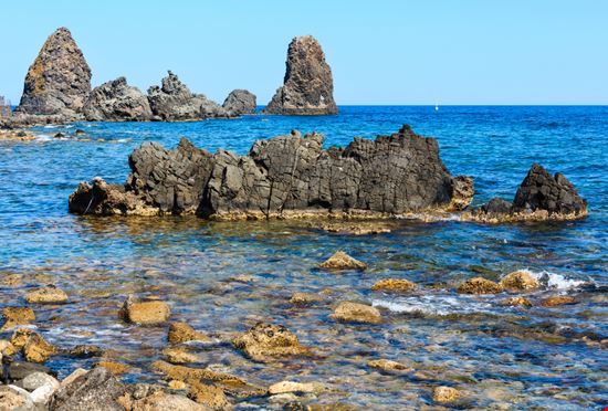 Isole dei Ciclopi I maestosi faraglioni dell'area marina Landscape Nature Photo - Shutterstock.com 