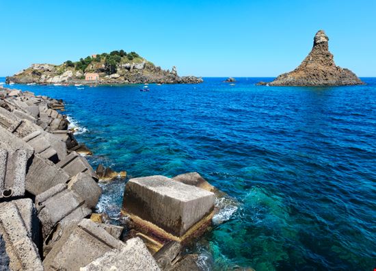 Isole dei Ciclopi I maestosi faraglioni dell'area marina Landscape Nature Photo - Shutterstock.com 