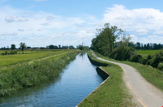 Naviglio di Bereguardo Un itinerario tra verde e storia Claudio Giovanni Colombo - Shutterstock.com 