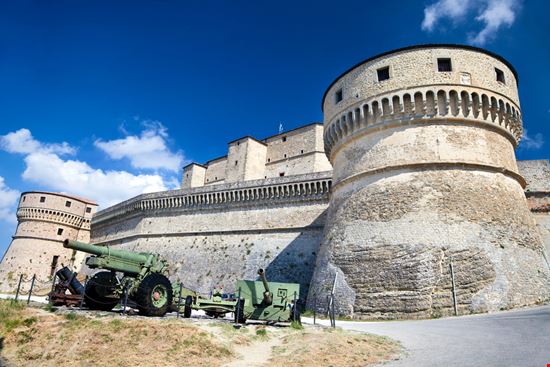 Il Forte di San Leo La rocca di Cagliostro NickolayV / Shutterstock.com 