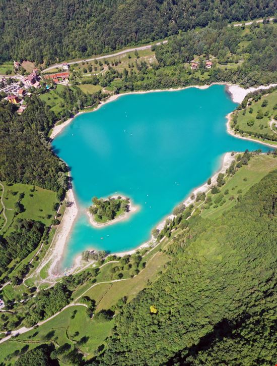 Lago di Tenno Lago di Tenno D-VISIONS - Shutterstock.com 