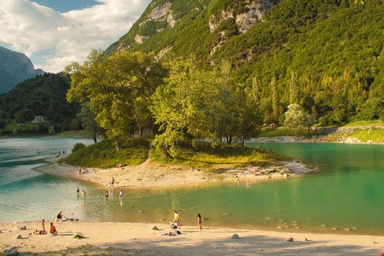 Lago di Tenno Lago di Tenno Roman Kybus - Shutterstock.com 