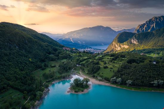 Lago di Tenno Lago di Tenno Stefano Termanini - Shutterstock.com 