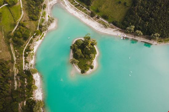 Lago di Tenno Lago di Tenno Matteo Cogno - Shutterstock.com 