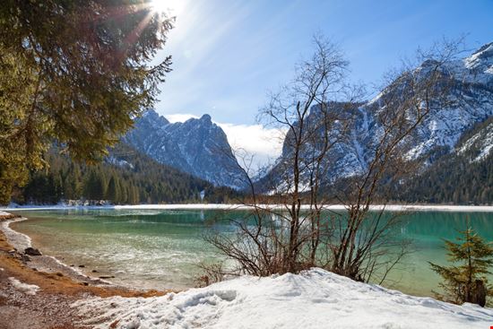 Lago di Dobbiaco Lago di Dobbiaco Irina Sen - Shutterstock.com 