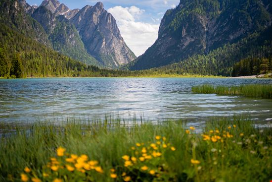 Lago di Dobbiaco Lago di Dobbiaco pargabriele - Shutterstock.com 