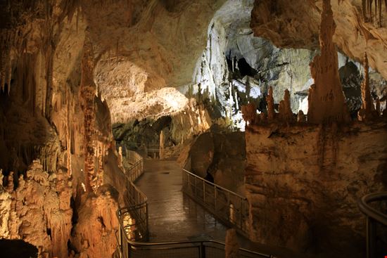 Grotte di Frasassi  Grotte di Frasassi  Paolo Trovo / Shutterstock.com 