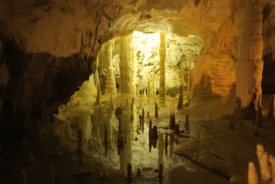 Grotte di Frasassi  Grotte di Frasassi  Ekaterina Klochkova / Shutterstock.com 