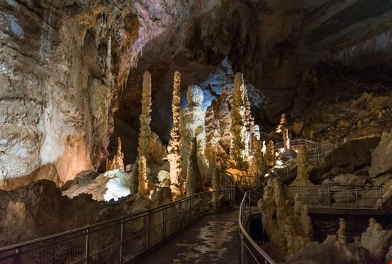 Grotte di Frasassi  Grotte di Frasassi  ValerioMei / Shutterstock.com 