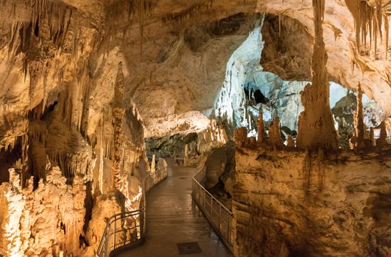 Grotte di Frasassi  Grotte di Frasassi  ValerioMei / Shutterstock.com 