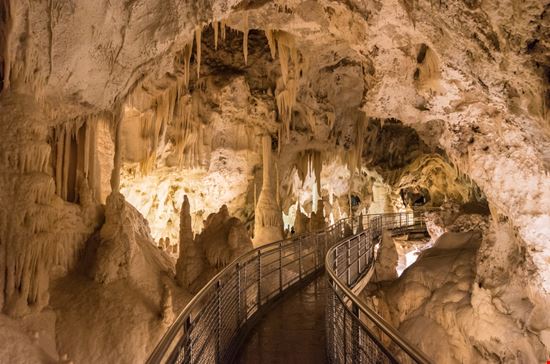 Grotte di Frasassi  Grotte di Frasassi  ValerioMei / Shutterstock.com 
