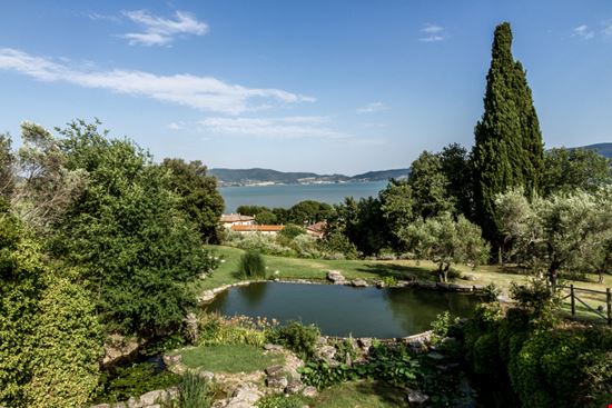 Isola Polvese Isola Polvese Zapatastock - Shutterstock.com 