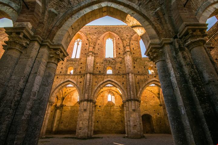 Spade nella roccia, fiumi sotterranei e isole leggendarie: ecco 5 luoghi del mistero dove si svela la Toscana nascosta
