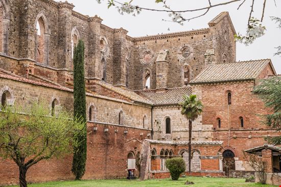 Abbazia di San Galgano Abbazia di San Galgano leonori / Shutterstock.com 