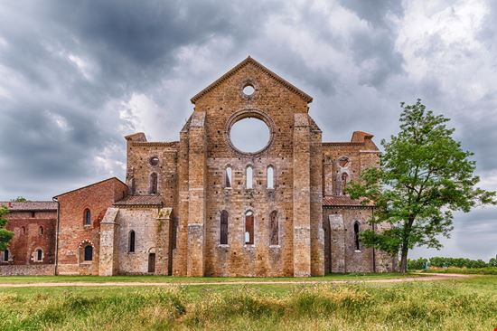 Abbazia di San Galgano Abbazia di San Galgano Marco Rubino / Shutterstock.com 