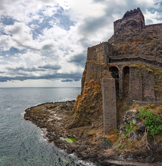 Castello di Aci Castello di Aci sbellott - Shutterstock.com 