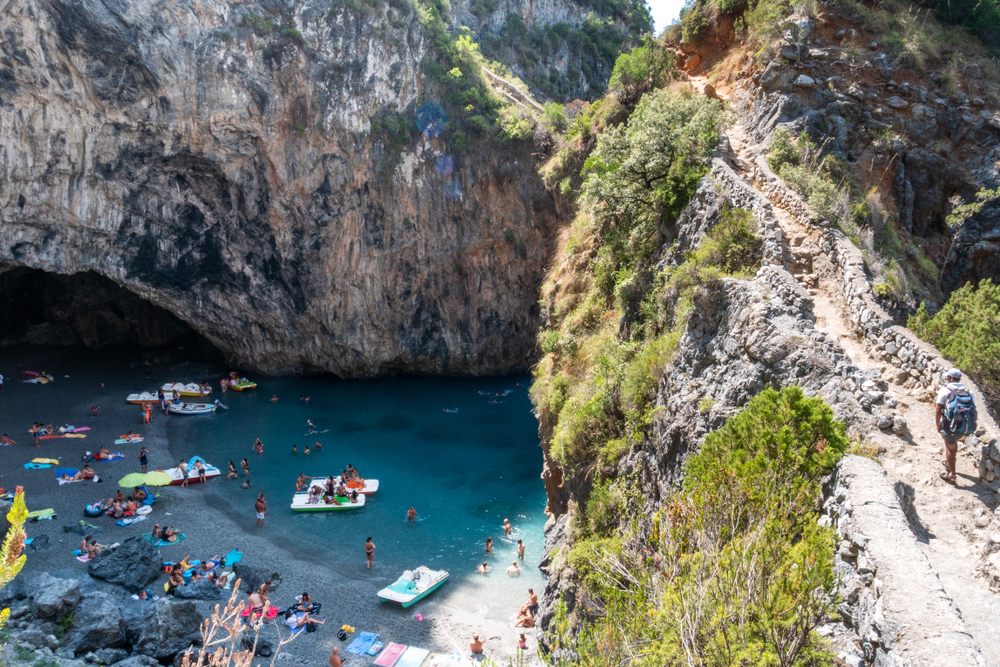 La spiaggia di Enea è una delle più belle d'Italia ma puoi starci massimo 30 minuti: qual è e dove si trova