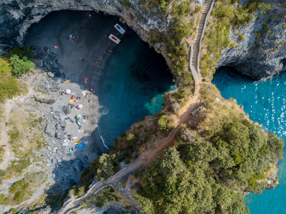 La spiaggia di Enea è una delle più belle d'Italia ma puoi starci massimo 30 minuti: qual è e dove si trova