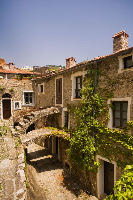 Castelvecchio di Rocca Barbena Castelvecchio di Rocca Barbena pixelshop - Shutterstock.com 