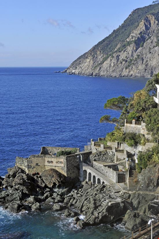 Framura Framura ANDREA DELBO - Shutterstock.com 