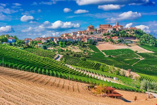 La Morra La Morra monticello - Shutterstock.com 