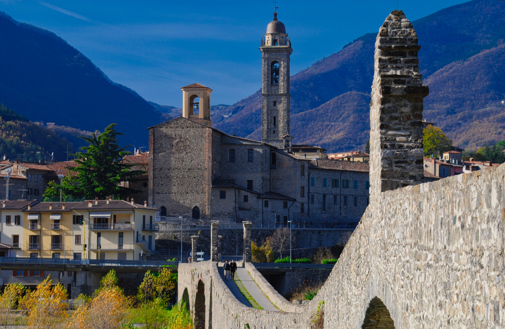 È uno dei maggiori ponti storici e monumentali d’Italia, ed è anche un ponte leggendario: storia e mito del Ponte del Diavolo che mette i brividi solo a vedersi