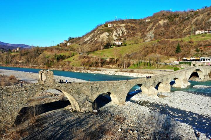 È uno dei maggiori ponti storici e monumentali d’Italia, ed è anche un ponte leggendario: storia e mito del Ponte del Diavolo che mette i brividi solo a vedersi