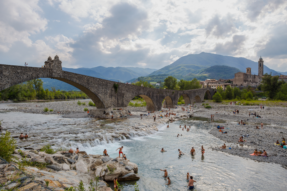 È uno dei maggiori ponti storici e monumentali d’Italia, ed è anche un ponte leggendario: storia e mito del Ponte del Diavolo che mette i brividi solo a vedersi