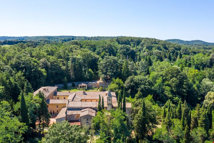 Ad un'ora da Siena, questo borgo medievale è il gioiello d'autunno della Valdelsa: quando e perché dovresti andarci a ottobre