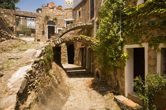 Castelvecchio di Rocca Barbena Castelvecchio di Rocca Barbena pixelshop - Shutterstock.com pixelshop