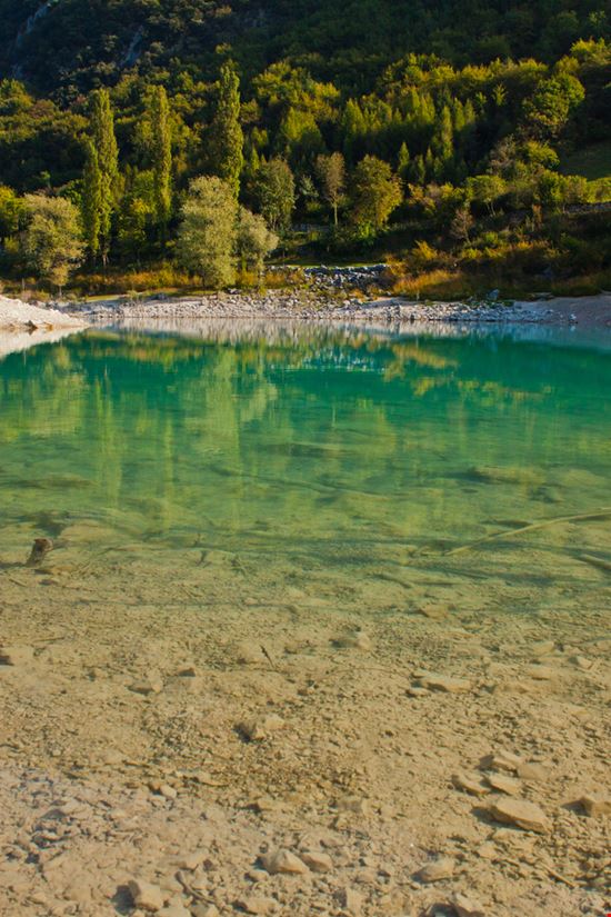 Lago di Ledro Lago di Ledro Jearu - Shutterstock.com 