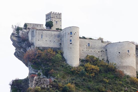 Roccascalegna Castello stock.adobe.com 