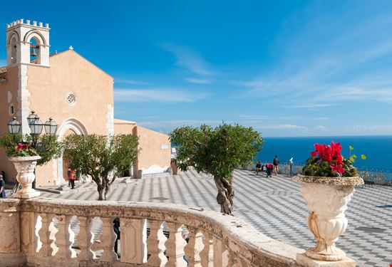 Taormina Piazza IX Aprile stock.adobe.com 