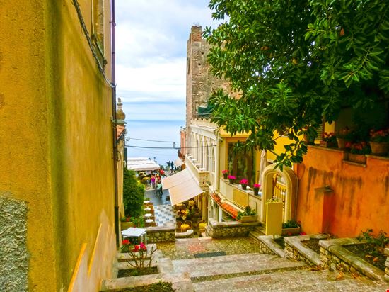 Taormina Piazza IX Aprile stock.adobe.com 
