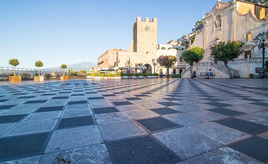 Taormina Piazza IX Aprile stock.adobe.com 