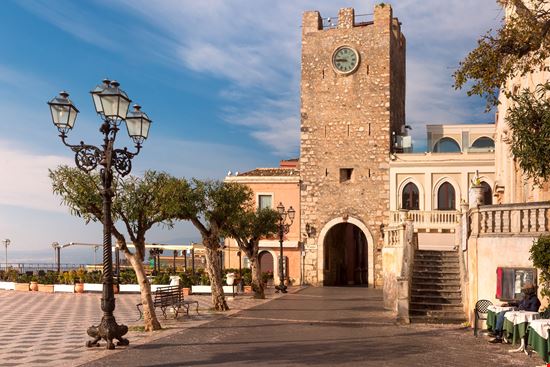 Taormina Piazza IX Aprile stock.adobe.com 