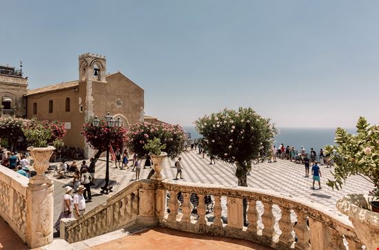 Taormina Piazza IX Aprile stock.adobe.com 