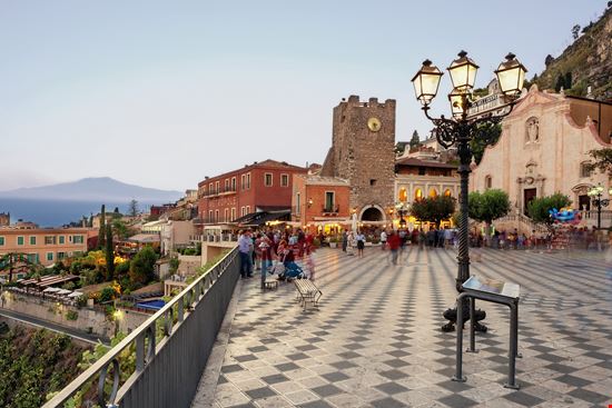 Taormina Piazza IX Aprile stock.adobe.com 