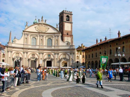 Cattedrale di Sant'Ambrogio Cattedrale di Sant'Ambrogio Valeria Cantone / Shutterstock.com 